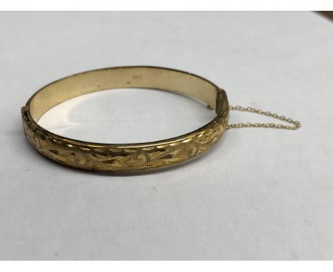 9CT GOLD ENGRAVED BANGLE WITH SAFETY CHAIN 10.6G APPROX