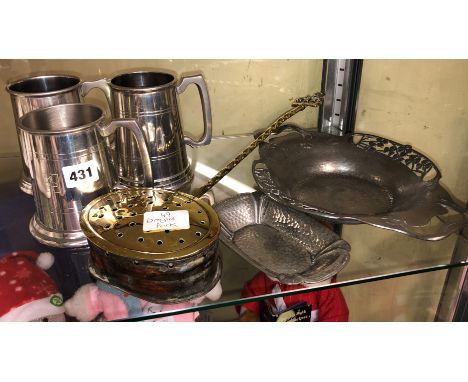 ART NOUVEAU PEWTER TWIN HANDLED SHALLOW DISH, BEATEN PEWTER OBLONG DISH, THREE TANKARDS AND A BRASS CHESTNUT ROASTER