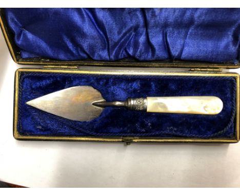 PRESENTATION CASED MINIATURE SILVER TROWEL SHEFFIELD SILVER WITH SILVER BANDED COLLAR AND MOTHER OF PEARL HANDLE