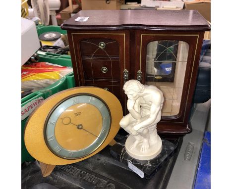 SMALL TABLE TOP JEWELLERY CABINET, RESIN MODEL OF THE THINKER AND A 1950S MANTEL CLOCK