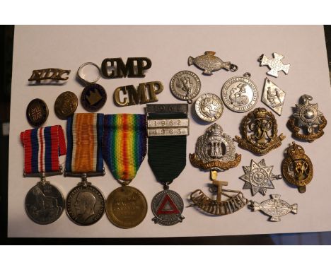 2113 PTE A P Goodyear Cambridgeshire Regiment WW1 Medal set with ribbons and assorted Cap badges 