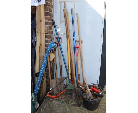 Collection of assorted Had Garden tools 