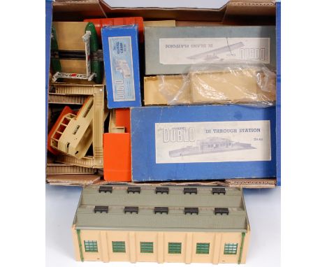 A collection of Hornby Dublo lineside items, including turntable, 2 road engine shed, through station, 3 island platforms, 3 