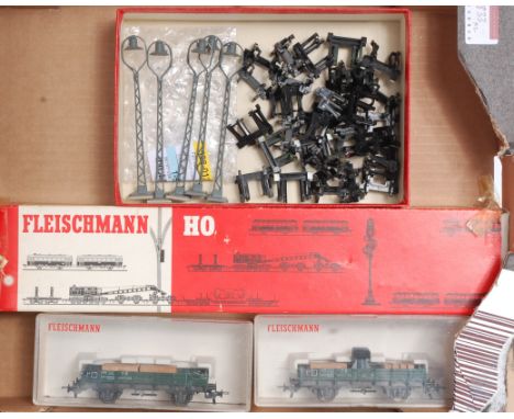 A Fleischmann 1780 earlier pattern turntable (G,BG), a 5595 Krupp-Ardelt breakdown crane set with runner and match wagons (G,