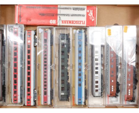 9 boxed and one unboxed Fleischmann H0 coaches, 8 in various DB liveries and 2 brown wood panelled Mitropa Speisewagen (G,BG)