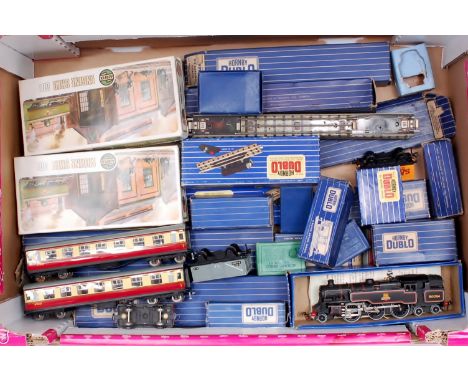 Collection of mixed Hornby Dublo and Airfix 00 gauge railway items and accessories, to include Hornby Dublo EDL18 2-6-4 No.80