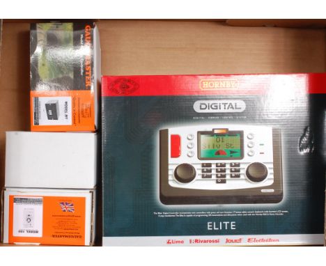 Hornby Digital Elite Control System, very little use (VG-BVG), sold with 2x Gauge master Model 100 Track Panel Mounts (Both V