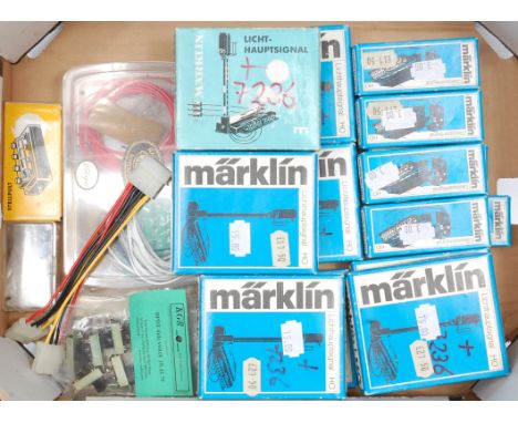 14 boxed Marklin colour light signals, 8 siding ground signals together with switches, wiring etc