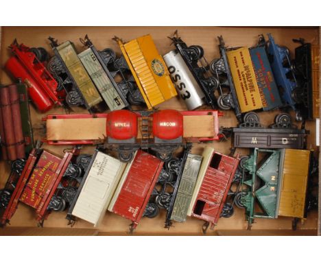 A large tray of 20 assorted prewar and postwar wagons including NE hopper, Hudson side tipper, McAlpine side tipper etc (F-G)