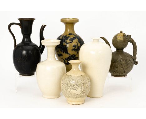 A GROUP OF SIX CHINESE CERAMIC EWERS AND VASES
To include white glazed examples; a celadon ewer; phoenix decorated vase etc
T