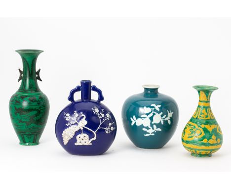 A GROUP OF FOUR CHINESE CERAMIC ITEMS
Including a green ground dragon vase, a blue glazed moon flask etc.
34cm high
Condition