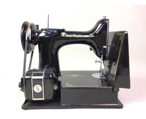 SINGER 221K SEWING MACHINE, with various accessories, instruction manual and fitted caseThe sewing machine has a case, image 