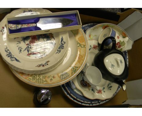 A mixed collection of items to include: Midwinter Tonga patterned teapot, Wedgwood Sarahs Garden jug, Queens ware plate etc 