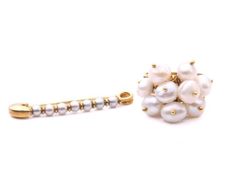 A safety pin style pearl bar brooch and a bouton pearl dress ring; the bar brooch comprising seven round pearls of grey colou