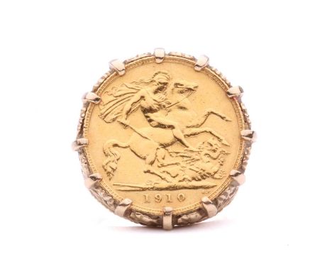 An Edward VII half sovereign ring mounted in 9ct yellow gold, featuring a 1910 half sovereign coin, set in a mount with a scr