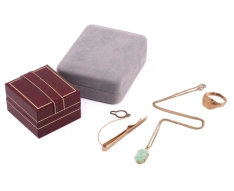 A tie clip hallmarked for 9ct gold, a signet ring hallmarked for 9ct gold, ring size U, and a jadeite pendant hallmarked for 