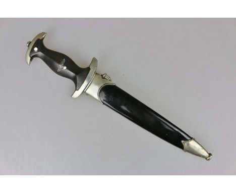 SS-Dienstdolch M 33. Klinge mit Devise. Hersteller Böker, Solingen. Neusilberbeschläge. Die untere Parierstange mit Zeugmeist