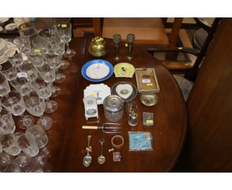 A collection Royal commemorative and souvenir ware to include a Lipton British Empire Exhibition 1924 tea caddy; dressing tab