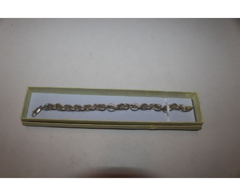 A vintage Sterling silver textured chain link bracelet, 26.5gms 