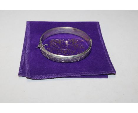 A vintage Sterling silver hinged bangle, 15gms 