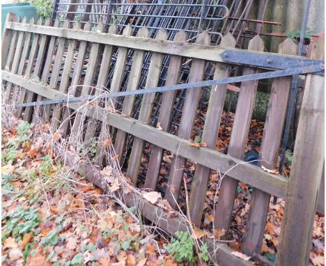 A picket fence gate. Note: VAT is payable on the hammer price of this lot at 20%. 