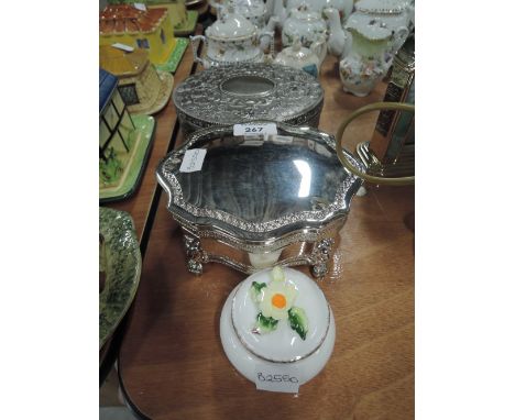 A selection of vintage trinket and jewellery boxes