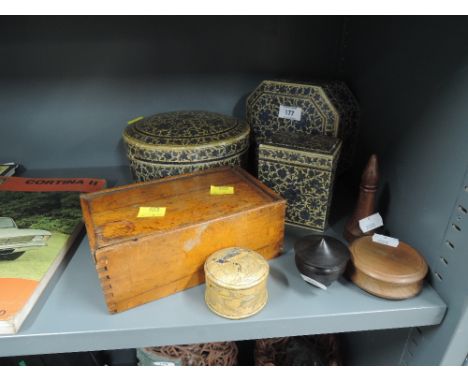 A selection of vintage trinket containers and jewellery boxes 