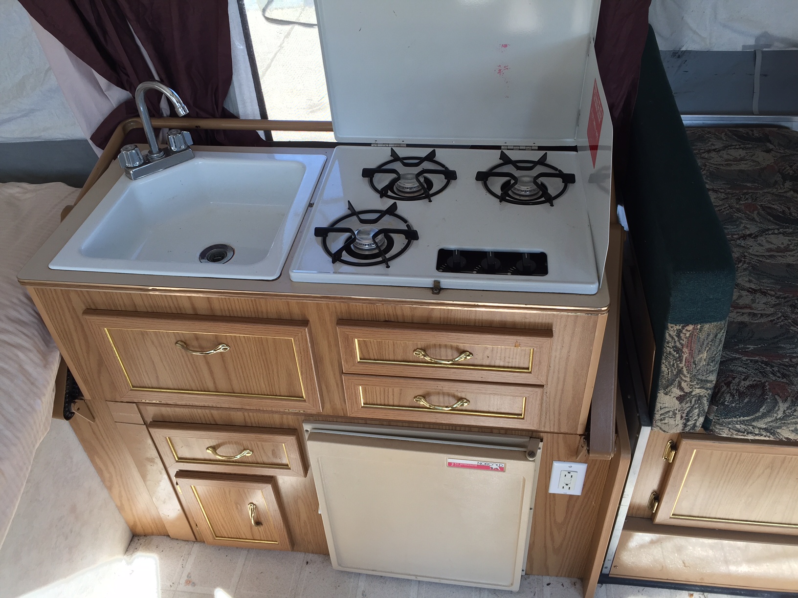 1998 COLEMAN BAYSIDE S/A POPUP CAMPER VIN 4CP678H12W7239116, HEAT, A/C, TABLE SIZE SIDE SLIDE O