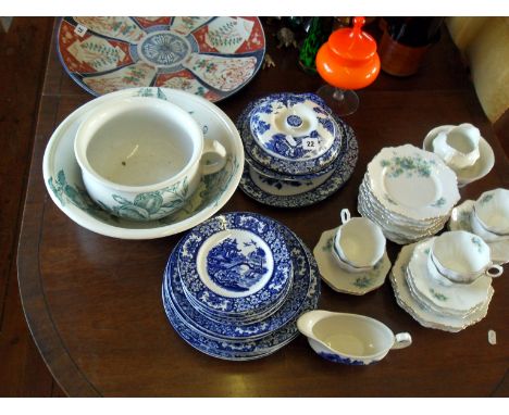 Assorted willow pattern plates & tureen, a china tea service and a chamberpot with washbowl