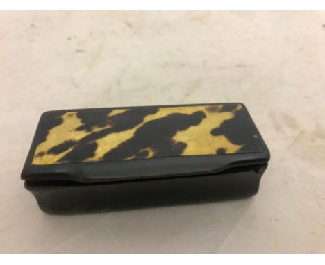 A 19th century horn and tortoiseshell snuff box