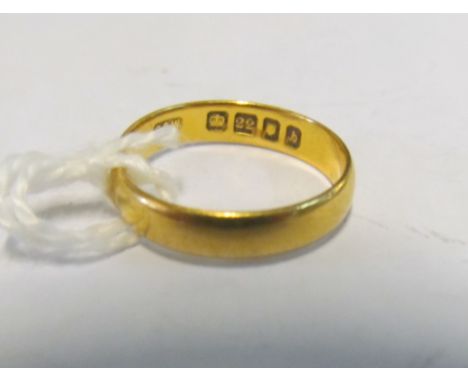 A 22ct gold band 2.2g size K