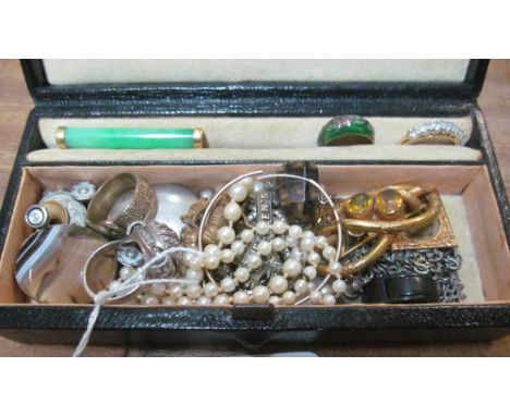 A Chinese gold mounted jade brooch and mixed jewellery in box