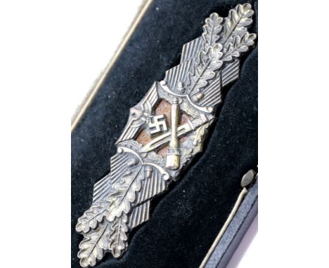 German WWII style Third Reich Close Combat clasp in gold, bearing makers mark and in fitted box.Verso marked  FEC W E PEEKHAU