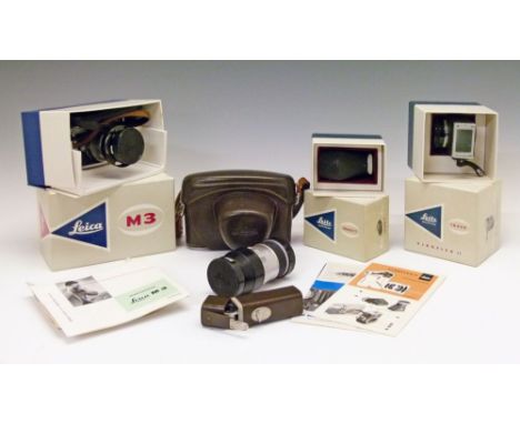 Cameras - Leica M3 Rangefinder camera, No.1070916 with a Leitz Summicron 1:2/50 lens in original box together with a Leitz El