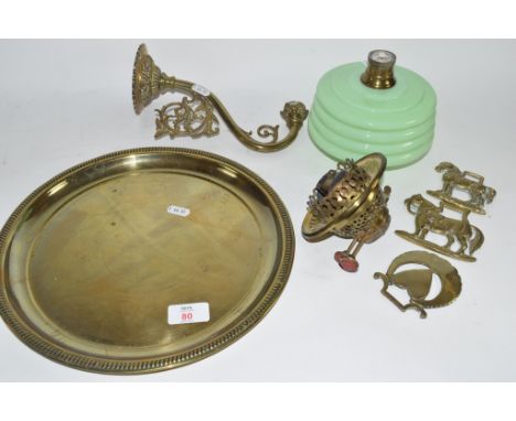 SMALL QUANTITY OF HORSE BRASSES IN METAL TRAY, TOGETHER WITH PARTS OF AN OIL LAMP