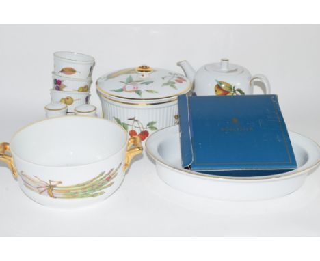 CERAMIC WARES INCLUDING IN THE ROYAL WORCESTER EVESHAM PATTERN