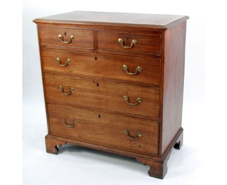 GEORGE III MAHOGANY CHEST OF DRAWERS, the moulded oblong top above two short and three long graduated and cockbeaded drawers 