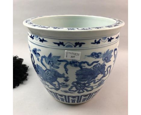 MID 20TH CENTURY CHINESE BLUE AND WHITE PLANTER, decorated with foe dogs, 37cm high