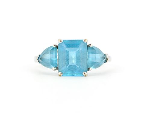 A 9ct white gold ring set with emerald and trillion cut blue topaz, (T.5).