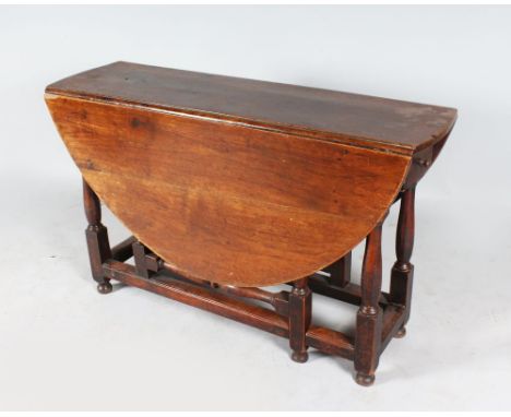 AN 18TH CENTURY OAK OVAL DROP LEAF, GATE LEG DINING TABLE. 4ft 2ins x 3ft 10ins.