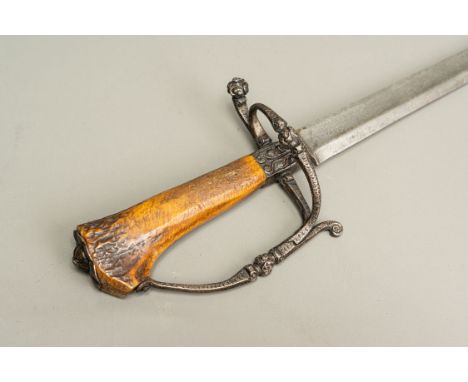 Hunting Saber, with polished and canted blade, with floral engravings, iron and horn grip, 16th/17th century, 95 cm long