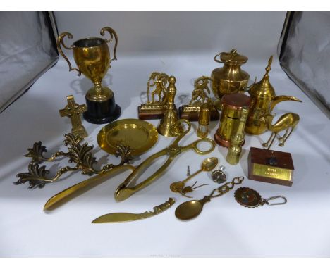 A quantity of miscellaneous brass including bookends, bell, money box, small Daley lamp , a 'Mountain Flower Show 1952 brass 