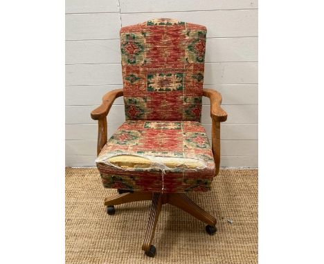 A light oak desk chair on castors AF