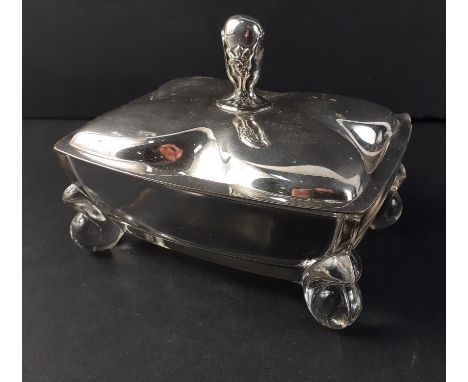 A glass dressing table trinket box with a four leaf lid made by the INTERNATIONAL SILVER COMPANY 13x11x12cm (inc. finial), we