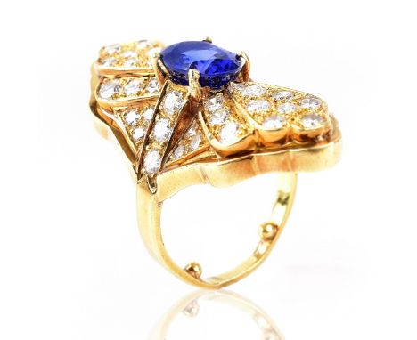 Vintage Oval Cut Sapphire, Approx. 4.0 Carat Round Brilliant Cut Diamond and 18 Karat Yellow Gold Ring. Sapphire with vivid b