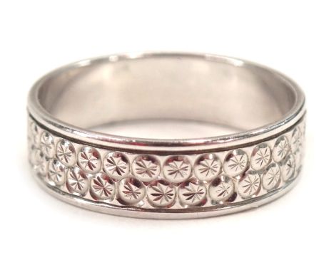 A 9ct white gold wedding band, of etched circular two row design, ring size T, 3.5g.