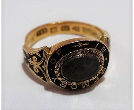 Good Victorian 18ct gold and black enamel mourning ring, set with an oval glazed hair panel and surrounded with the text 'IN 