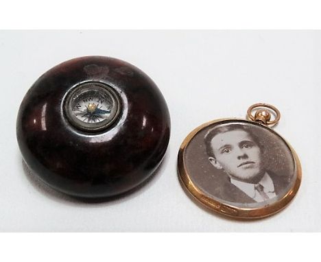 9ct gold mounted glazed fob pendant; together with a red Cornish serpentine compass brooch (2).