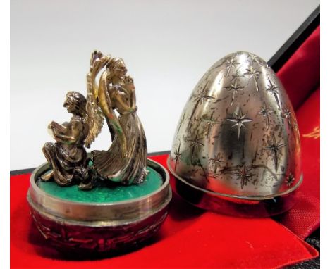 Good modern silver gilt Christmas egg by Stuart Devlin, the exterior with scenes of Jerusalem, the lid with stars, revealing 