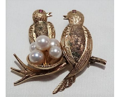 14ct gold pearl and ruby set novelty brooch modelled as two birds with ruby eyes and a pearl egg nest, stamped k14, width 44m
